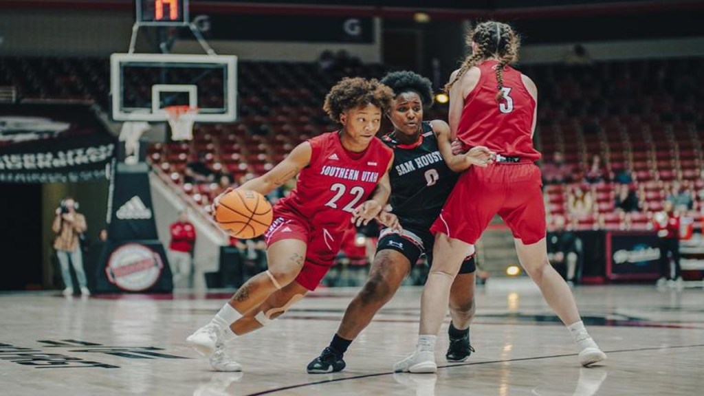 Big 4th Quarter Helps Lady Thunderbirds Remain Perfect in WAC&nbsp;Play