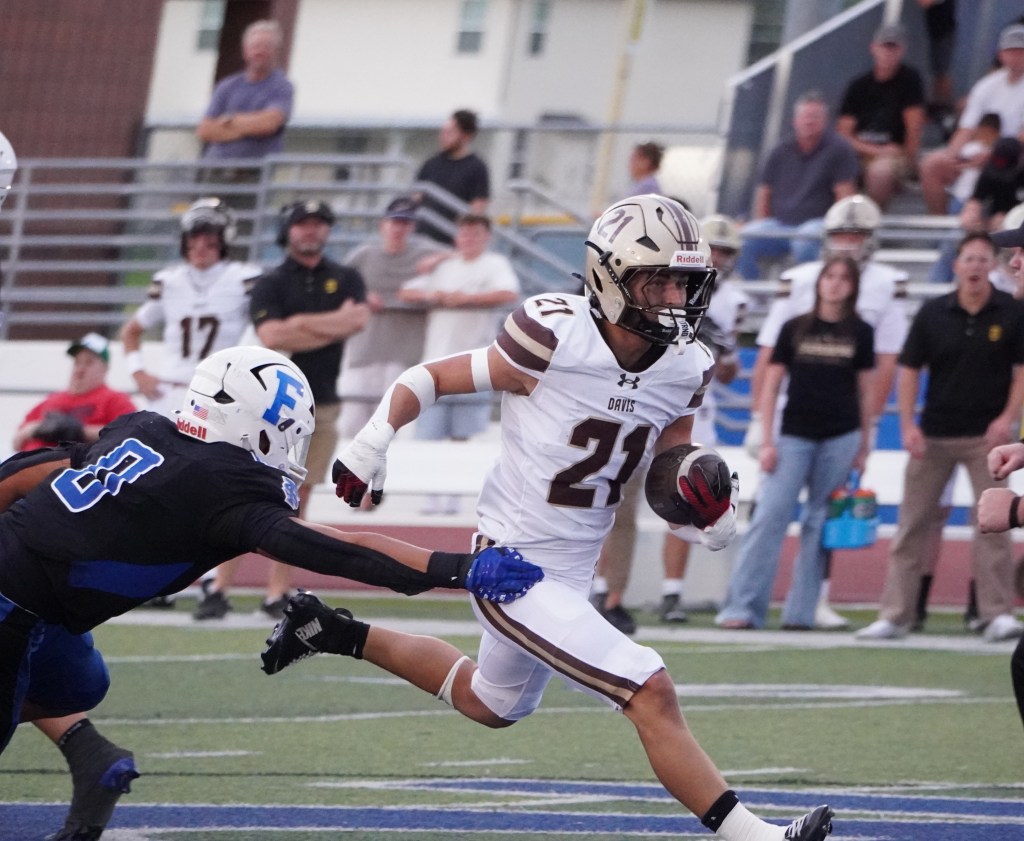 Football: Darts overpower Silverwolves in 56–28 road victory